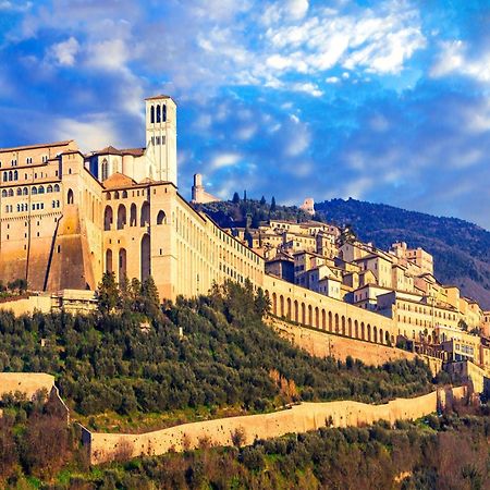 Suite Comunicanti, Tra Antico E Moderno Assisi Exterior photo