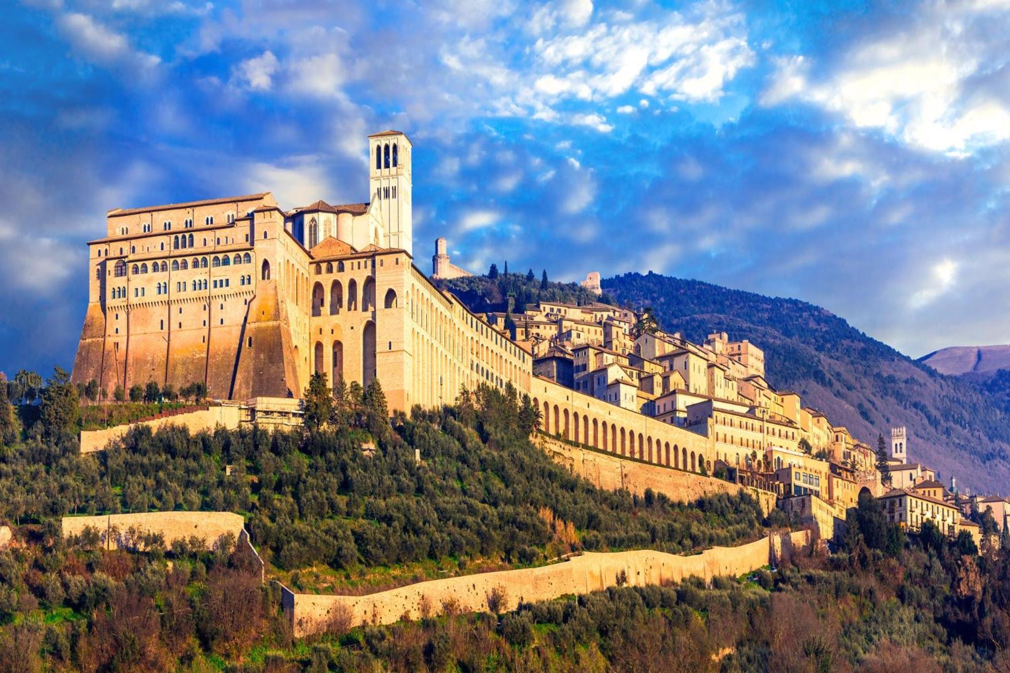 Suite Comunicanti, Tra Antico E Moderno Assisi Exterior photo